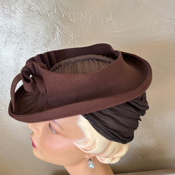 AMAZING 1930s\' BROWN OPEN CROWN TILT FEDORA WITH FABRIC GATHERED \